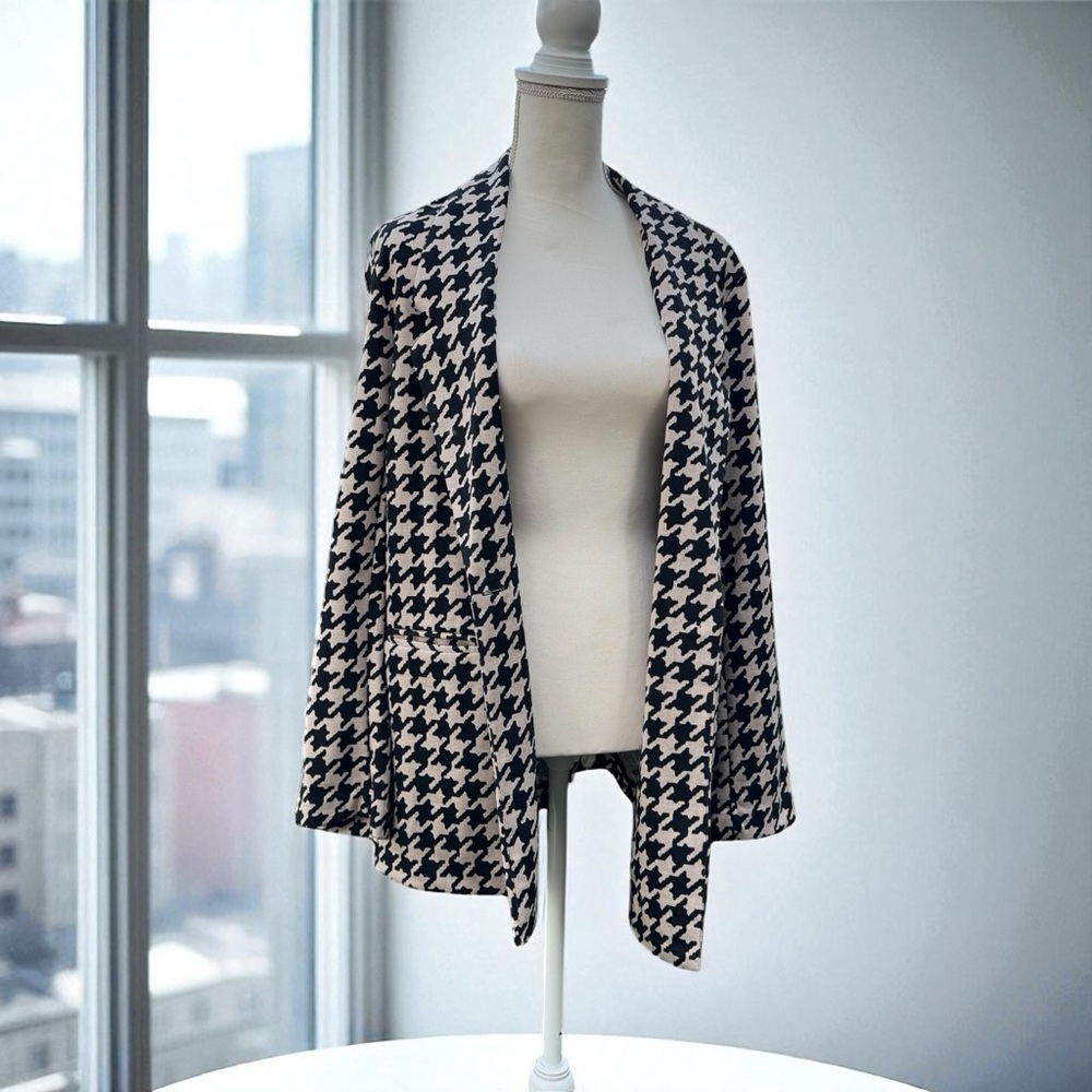Sanctuary Black and White Patterned Jacket EUC